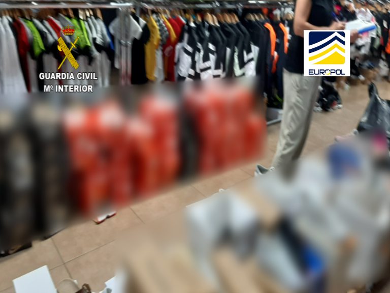 Golpe de la Guardia Civil en La Jonquera a una organización delictiva dedicada a la falsificación, distribución y venta de productos falsificados,