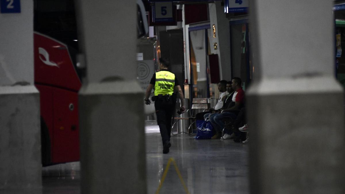 Es imprescindible binomio de vigilantes de seguridad en la estacion de autobuses de Murcia