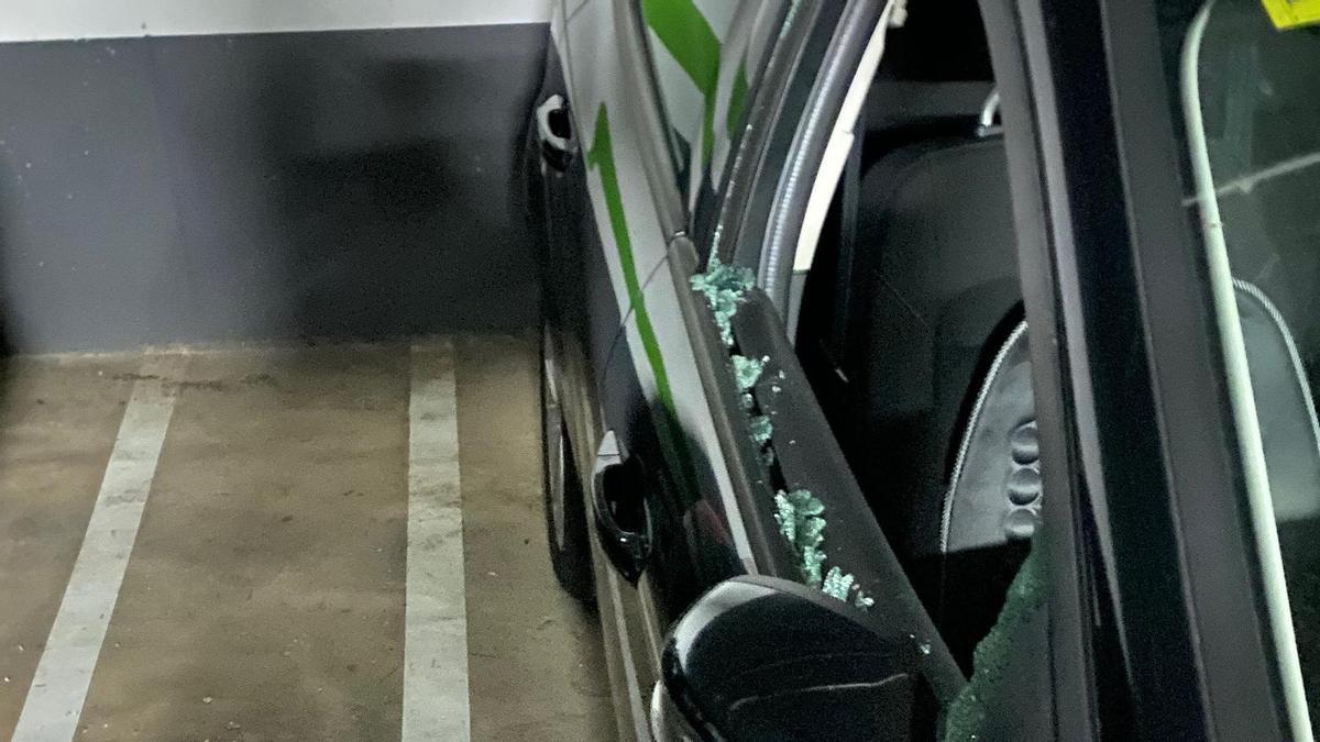 Le captaron las camaras destrozando los cristales de 15 coches en un parking