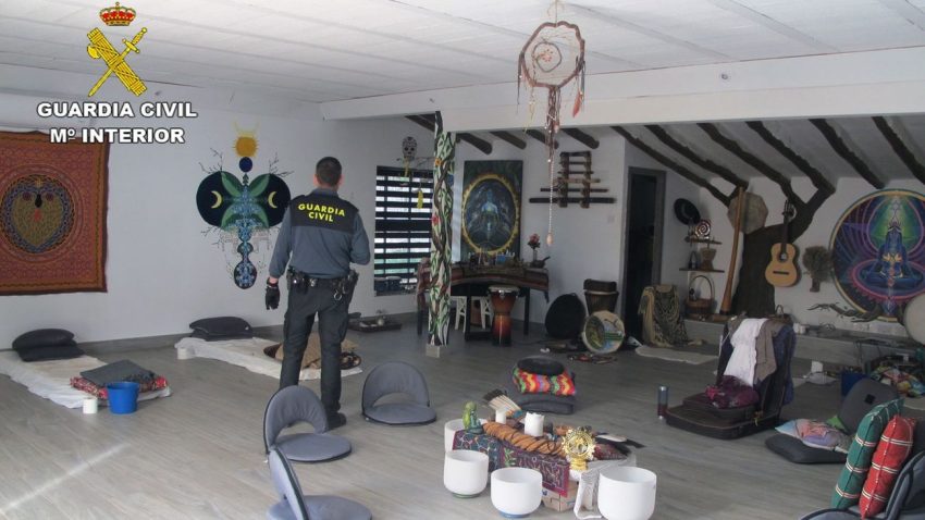 La Guardia Civil desmantela una casa de retiros espirituales donde se practicaban rituales de sanación chamánicos con drogas