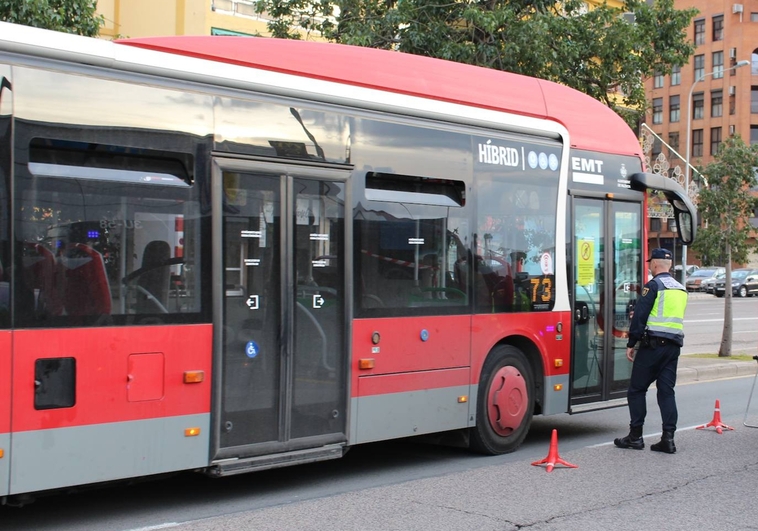 Un hombre en situación irregular en España quema la mampara de un autobús y agrede al conductor para robarle