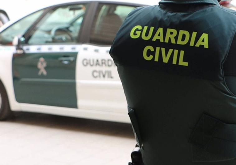 La Guardia Civil, sanitarios de emergencia en un parto 'en carretera' en Fuerteventura