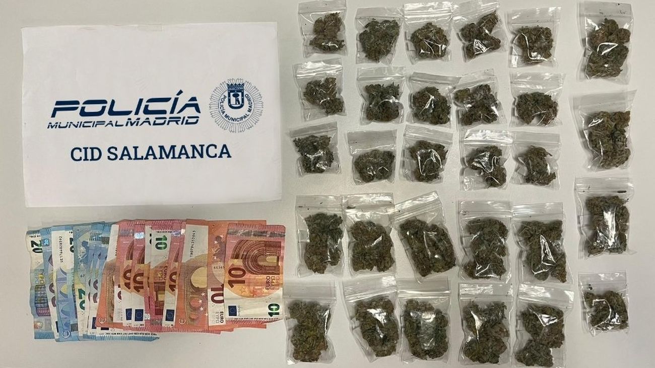Detenido un hombre con 28 bolsas de marihuana en la manga de la cazadora en el distrito de Salamanca