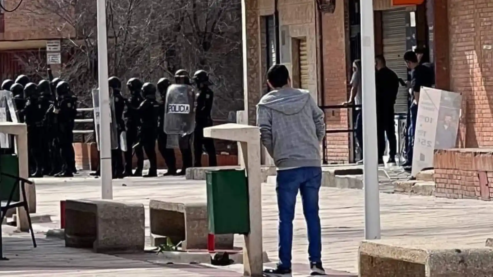 Un policía herido en los graves disturbios en Toledo tras la muerte de un joven apuñalado