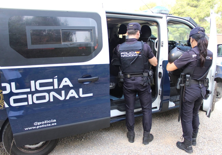 La Policía Nacional evita que una mujer se lance al vacío desde una terraza en Valencia
