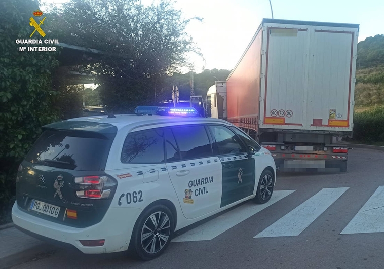 La Guardia Civil salva la vida a un chófer atrapado en la cabina de su camión en Sagunto